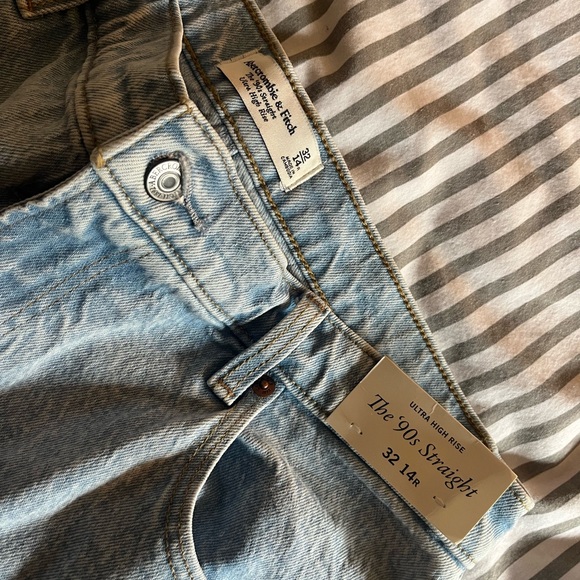 New with tags Abercrombie 90s Jean - Picture 3 of 4